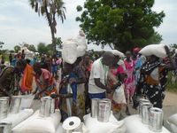 Die Hälfte der Bevölkerung im Südsudan ist auf humanitäre Hilfe angewiesen, um zu überleben. Obwohl es keine Kämpfe mehr in der Hauptstadt Juba gibt, haben viele Menschen Angst, die Flüchtlingslager zu verlassen. In Juba selbst ist die Cholera ausgebrochen und durch den Beginn der Regenzeit sind viele Landesteile nur noch per Flugzeug zu erreichen.