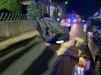 Auto überschlägt sich in Wohngebiet Bild: Feuerwehr