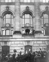 Ausrufung der Republik am 9. November 1918 durch den SPD-Politiker Philipp Scheidemann, der vom Westbalkon des Reichstagsgebäudes aus spricht