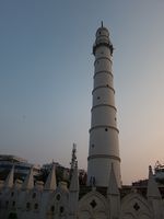 Der 1832 errichtete Dharahara-Turm, ein Weltkulturerbe der UNESCO, wird dabei komplett zerstört. Bild: Geoff Stearns, on Flickr CC BY-SA 2.0