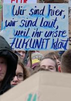 Deutschsprachiger Slogan: „Wir sind hier, wir sind laut, weil ihr unsere Zukunft klaut“