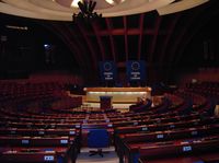 Die Parlamentarische Versammlung des Europarates mit Sitz in Straßburg ist eines der zwei im Statut des Europarates verankerten Organe.