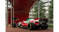 Fahrzeuge des Teams Alfa Romeo Racing ORLEN treten in spezieller Farbgebung an.  Bild: Alfa Romeo Fotograf: Alfa Romeo