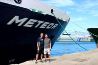 Prof. Dr. Arne Körtzinger (GEOMAR) und Prof. Dr. Burkard Baschek (HZG) vor dem Forschungsschiff METEOR im Hafen von Mindelo.
Quelle: Foto: Björn Fiedler/GEOMAR (idw)