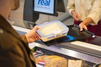 Frisches in die Mehrwegdose / Ab sofort macht real es den Kunden noch einfacher, mit Mehrwegdosen an den Bedientheken einzukaufen  Bild: "obs/real GmbH"