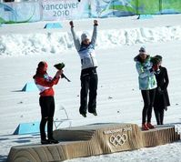 Marit Björgen feiert olympisches Gold nach dem Sprintwettbewerb in Whistler 2010