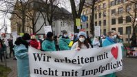 Ein Protestzug der Ärzte und Pfleger in Düsseldorf im Februar 2022 gegen die Impfpflicht im medizinischen Bereich