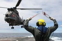 Auf der Fregatte BRANDENBURG landen Hubschrauber der Südafrikanischen Navy vom Typ ORYX. Bild: Ricarda Schönbrodt / Marine