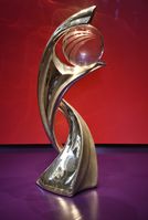 Der Pokal der UEFA-Fußball-Europameisterschaft der Frauen, wie er seit 2005 vergeben wird.