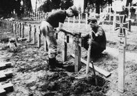 Deutsche Soldaten beim Anlegen eines Friedhofs (Symbolbild)