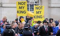 Archivbild: Demonstranten halten Plakate mit der Aufschrift "Not My King" (Nicht mein König) vor der Ankunft des britischen Königs Charles III. und der britischen Königingemahlin Camilla vor dem York Minster hoch.