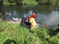 Mit einem Boot rettete die Feuerwehr Menden ein hilfloses Schaf aus der Ruhr