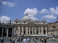 Vatikan: Blick vom Petersplatz über die Piazza Retta auf die Fassade des Petersdomes