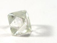 Ungeschliffener Diamant mit typischer Oktaederform. Bild: Rob Lavinsky, iRocks.com – CC-BY-SA-3.0 / wikipedia.org