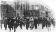 Ein historischer Fall einer zusammengebrochenen Armee: Berlin, Demonstration am 9. November 1918. Bild: Bundesarchiv, Bild 183-18594-0045 / CC BY-SA 3.0 DE, CC BY-SA 3.0 DE , via Wikimedia Commons