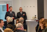 Christian Sommer wird mit der silbernen Ehrennadel geehrt Bild: Patrick Kretschmann - Feuerwehr Breckerfeld