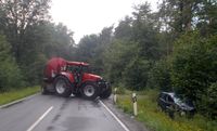 Während das Traktorgespann nach der Kollision auf der Straße stehen blieb, kam der VW der Diepenauerin von der Fahrbahn ab. Bild: Polizei Minden-Lübbecke