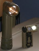 Links: Winkeltaschenlampe mit Glühlampe, rechts: LED-Taschenlampe mit schwenkbarem Kopf, welche weißes, rotes, blaues und Infrarotlicht abgibt