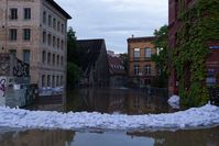 Umspülte Sandsäcke im Stadtzentrum von Halle (Saale)