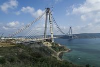 solidian-Bewehrungen kommen bei der neuen Bosporus-Brücke zum Einsatz. Die Brückenpylone sind extrem hohen Windlasten von 300 kg/m² ausgesetzt. Bild: "obs/solidian GmbH/Fibrobeton"