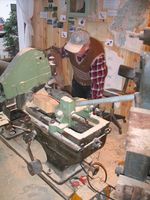 Auf Original alten Maschinen werden die Holzschuhe angefertig. Bild: ExtremNews / Thorsten Schmitt