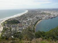 Blick von Mount Maunganui nach Süden, der Tauranga Harbour mit einem Teil der Hafenanlagen liegt rechts. Bild: Paul Townley-Smith / de.wikipedia.org