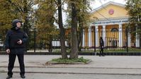 Ein Polizist in der Nähe der Universität in Perm Bild: Sputnik / Maxim Kimerling