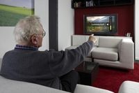 Zukünftig könnten moderne Fernsehgeräte mit Handzeichen intuitiv bedienbar sein. Das Fraunhofer IGD entwickelt im Rahmen eines EU-Forschungsprojekts neue Lösungen für Hybrid-TV-Systeme, mit denen sich die Bedienung an die Bedürfnisse von älteren Nutzern anpassen lässt. Bild: obs/Fraunhofer IGD