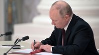 Der russische Präsident Wladimir Putin unterzeichnet das Dekret über die Anerkennung der Volksrepubliken Donezk und Lugansk am 21. Februar 2022