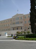 Das griechische Parlamentsgebäude in Athen. Bild: Sekundenschlaf / wikipedia.org