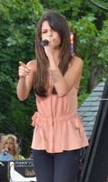 Gomez singt Love You Like a Love Song in der Fernsehsendung Good Morning America im Juni 2011