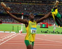 Usain Bolt feiert seinen Olympiasieg im 100-Meter-Lauf (2008)