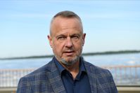 Der Leiter der militärisch-zivilen Verwaltung des Kachowski-Bezirks des Gebiets Cherson, Wladimir Leontjew, spricht mit Reportern am Wasserkraftwerk Kachowka (Archivbild)