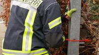 Mit einer Handsäge wird der Zaunpfahl abgesägt Bild: Feuerwehr Celle