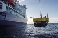 Nach über einem Jahr unter dem arktischen Eis zurück aus 2435 Metern Wassertiefe: Der AWI-Tramper, ein autonomer Unterwasserroboter.  Quelle: Alfred-Wegener-Institut (idw)