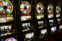 In Las Vegas wird der einarmige Bandit auch slot machine (Schlitzmaschine) genannt