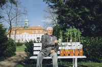 Werner Merkel präsentiert seine Kiwipflanzen im Schlosspark Lichtenwalde bei Chemnitz. Bild: "obs/Schlösserland Sachsen/Oliver Killig"