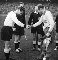 Schäfer (l.) mit dem Schweden Gren vor dem Länderspiel am 20. November 1957 in Hannover