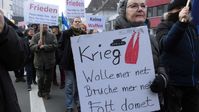 Friedensplakat auf Kölsch: "Krieg wollen wir nicht, brauchen wir nicht, weg damit!", Köln, 4.02.2023 Bild: Felicitas Rabe