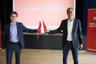 Michael Schrodi mit dem Dachauer Oberbürgermeister Florian Hartmann bei Schrodis Wahlkampfauftakt im Mai 2021
