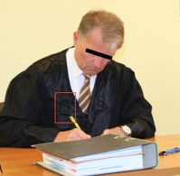 Rechtsanwalt Schmidt mit dem § und $ Zeichen auf der Robe