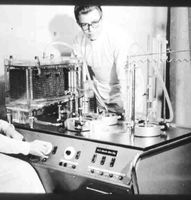 Die erste deutsche Herz-Lungen-Maschine der Fa. Ulrich GmbH & Co. KG, 1958