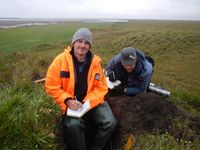 AWI-Permafrostexperte Dr. Guido Grosse (links) dokumentiert die Beschaffenheit des Permafrost-Bodens im östlichen Teil des sibirischen Lena-Deltas Quelle: Alfred-Wegener-Institut/Thomas Opel (idw)