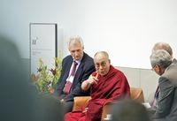 Der Dalai Lama beantwortet im Beisein von Rektor Martin Täuber engagiert die Fragen der Studierenden an der Universität Bern. Bild: Universität Bern / Manu Friederich.