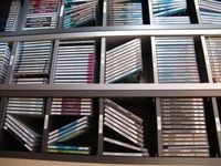 Musik-CDs: Viel davon landet illegal im Netz. Bild: pixelio.de/Shininess