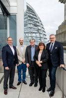 (v.l.n.r.) Johan von Gersdorff (BAT), Federico N. Fernández (CEO WE ARE INNOVATION), Dr. Frank Henkler-Stephani (Senior Director Tobacco Harm Reduction BVTE), Dr. Marianna Gaca (BAT), Jan Mücke (BVTE-Hauptgeschäftsführer)  (2025) Bild: Bundesverband der Tabakwirtschaft und neuartiger Erzeugnisse (BVTE) Fotograf: Christian Kruppa