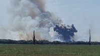 Ein Augenzeuge vor Ort konnte die Explosionen auf dem Flugplatz von Fjodorowka am 9. August 2022 im Foto festhalten. (Screenshot)