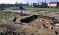 Während einer Lehrgrabung auf den 100jährigen Versuchsflächen in Bonn legten Wissenschaftler und Studenten der Abteilung für Klassische Archäologie der Universität Bonn einen römischen Umgangstempel frei, der wahrscheinlich im ersten und zweiten Jahrhundert nach Christus genutzt wurde. Im Hintergrund des neuen Universitätscampus ist die Mensa Poppelsdorf zu sehen.
Quelle: (c) Foto: Frank Rumscheid/Uni Bonn (idw)