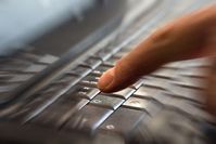 Finger auf der Tastatur: Marketer unentschlossen. Bild: pixelio.de, R. Sturm