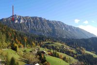 Lage des Fundplatzes Potočka zijalka (Slowenien) im Hochgebirge (1630 m ü. HN). Der rote Pfeil deutet auf den Höhleneingang. Quelle: Foto: Luc Moreau, MONREPOS (idw)